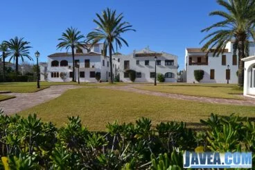 Urbanización Pueblo Blanco en la playa del primer muntanyar o playa del benissero de Jávea