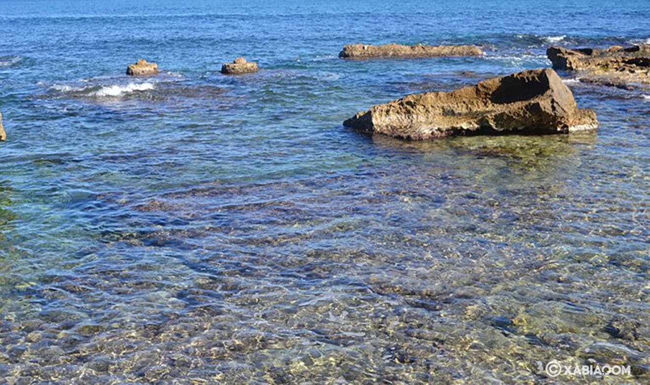 Aguas cristalinas en Cala del Ministro de Xàbia
