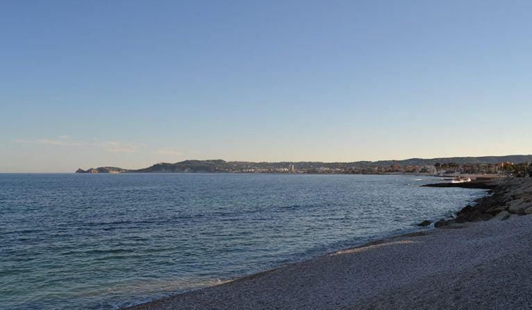 Final de la Playa La Grava desde donde se observa la bahía de Jávea