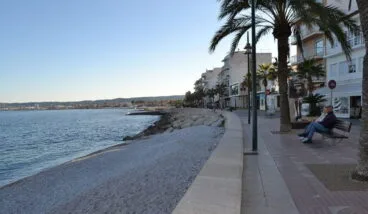 Paseo Marina Española junto a la Playa de la Grava