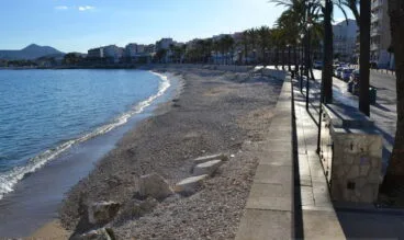 Playa de La Grava de Jávea junto con el Paseo Marítimo