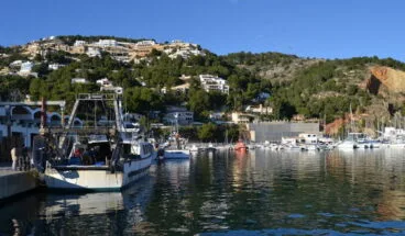 Puerto de Jávea a escasos metros de la Playa de la Grava