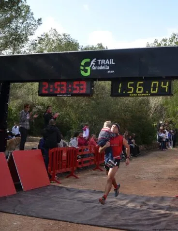 Algunos participantes cruzaban la línea de meta con los más pequeños