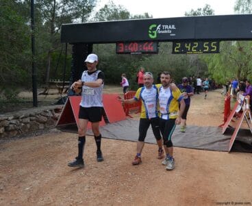 Amigos en el punto de meta de la Granadella Trail
