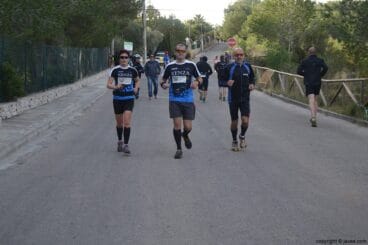 Antes de la salida los corredores calentaban para la Granadella Trail de Jávea