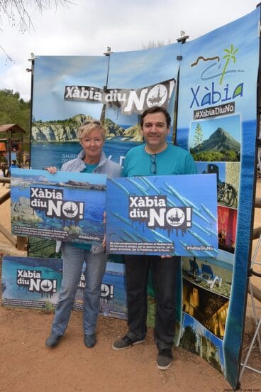 Antonio Miragall y Doris Courcelles en la recogida de firmas contra los sondeos petrolíferos