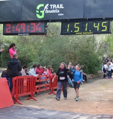 Caminantes celebrando su llegada a la meta