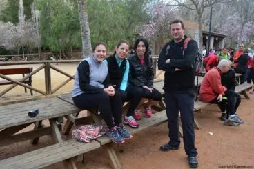 Caminantes del Granadella Trail esperando la salida