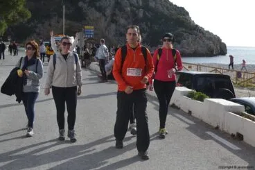 Caminantes después de pasar por la Playa de la Granadella