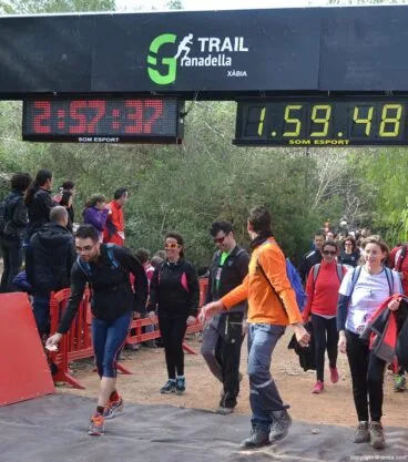 Caminantes entrando por la línea de meta