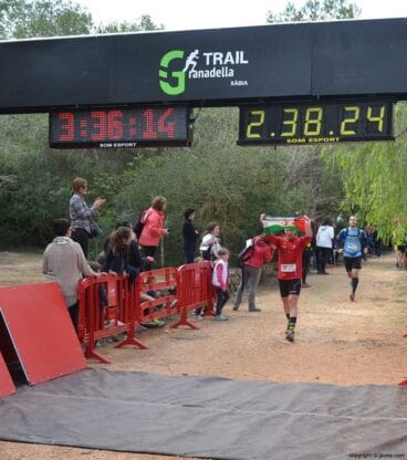 Celebrando la llegada a la meta después de la carrera