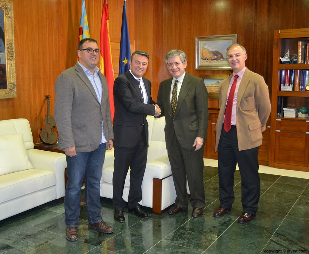 Cesc Camprubi, José Chulvi y Enrique Barón después de la firma del convenio en el Ayuntamiento de Jávea