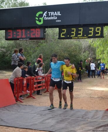 Compañerismo en la llegada a la meta