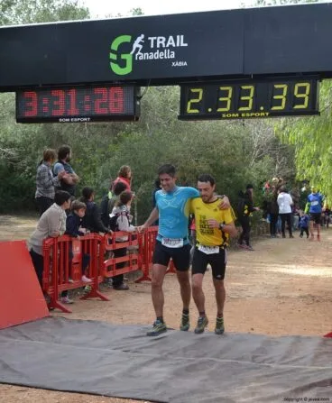 Compañerismo en la llegada a la meta