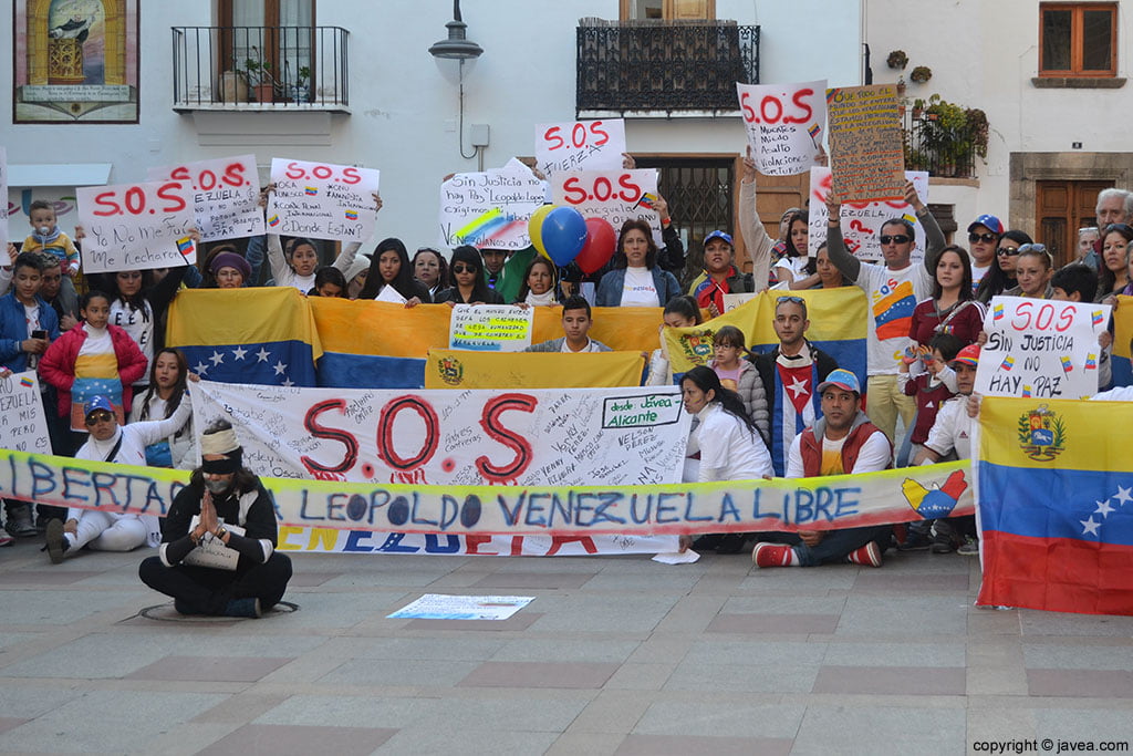 Concentración de venezolanos en la Plaza de la Iglesia de Jávea