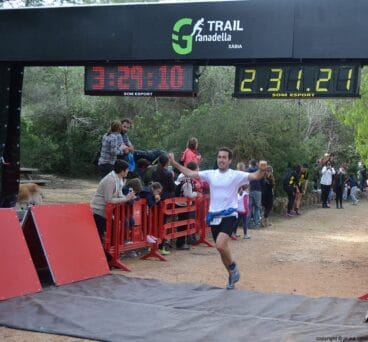 Corredor celebrando la llegada a la meta