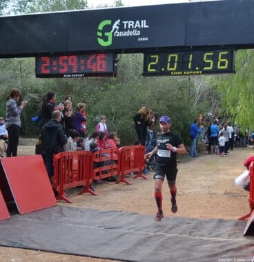 Corredor cruzando la línea de meta