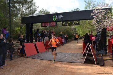Corredor de la Granadella Trail de Xàbia en la línea de meta