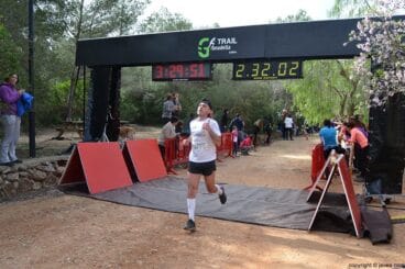 Corredor después de cruzar la línea de meta