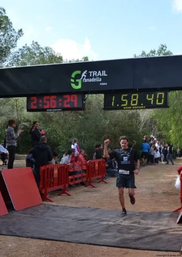 Corredor entrando a la línea de meta