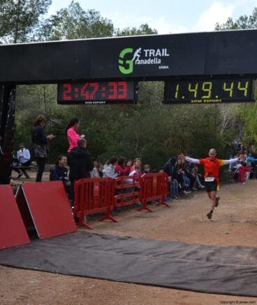 Corredor llegando a la línea de meta