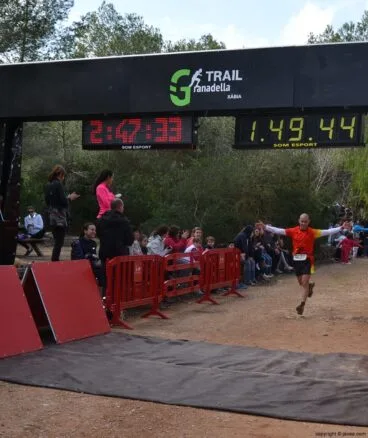 Corredor llegando a la línea de meta