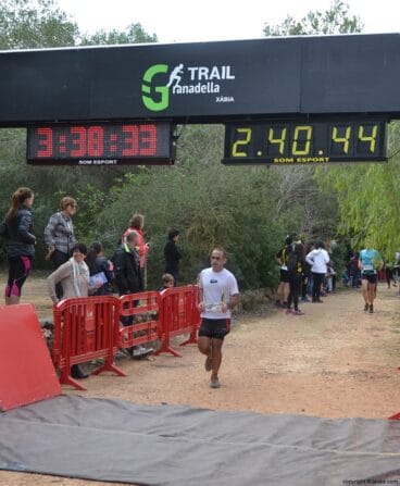 Corredor local en la línea de meta