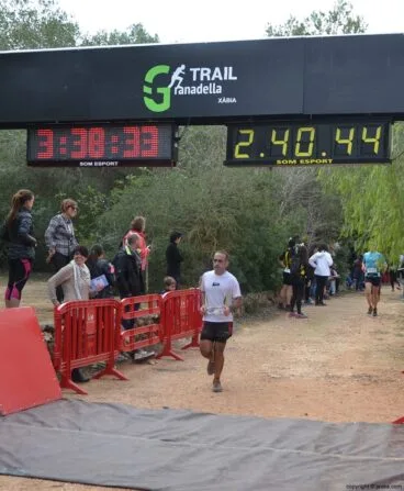 Corredor local en la línea de meta