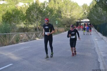 Corredores calentando antes de la salida de la carrera Granadella Trail de Xàbia