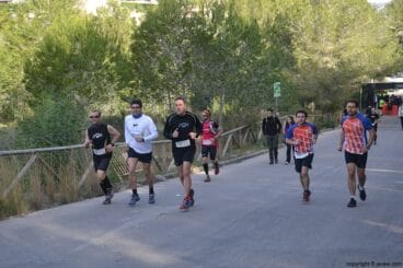 Corredores calentando después de la salida de los caminantes