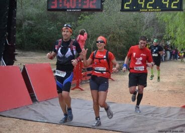 Corredores cruzando la línea de meta