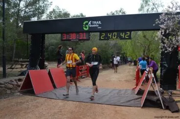 Corredores cruzando la meta