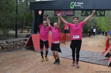 Corredores de Jávea celebrando la llegada a la meta