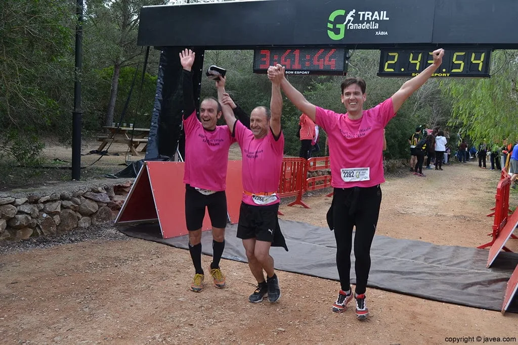 Corredores de Jávea celebrando la llegada a la meta