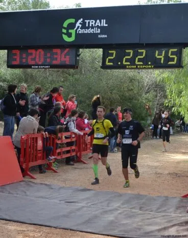 Corredores de la carrera llegando a la meta