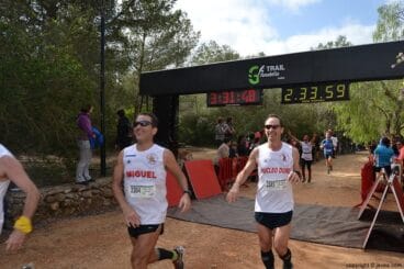 Corredores después de cruzar la meta