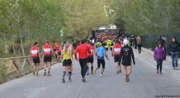 Corredores dirigiéndose hacia la línea de salida