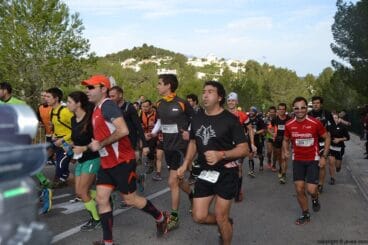 Corredores empezando la carrera de montaña Granadella Trail