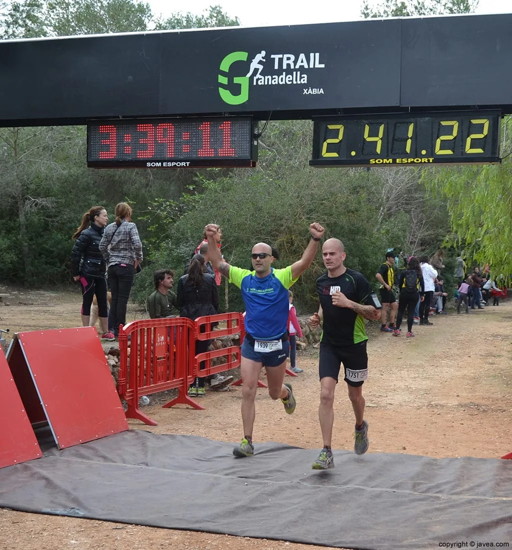 Corredores en la línea de meta después de la carrera