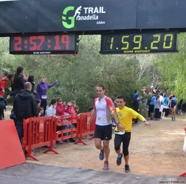 Corredores entrando a la meta