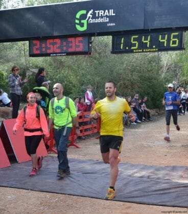 Corredores y caminantes cruzando juntos la línea de meta