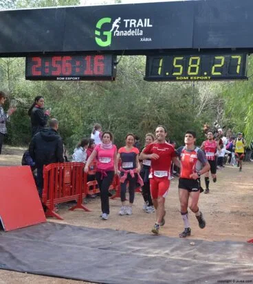 Corredores y caminantes cruzando la línea de meta