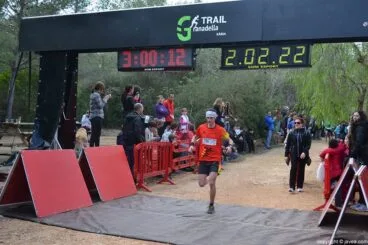 Corredores y caminantes iban llegando a la meta