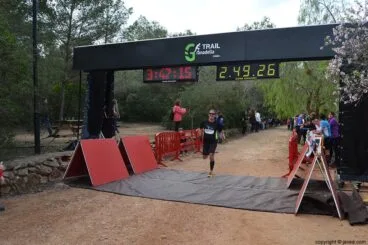 Cruce de la línea de meta de la Granadella Trail