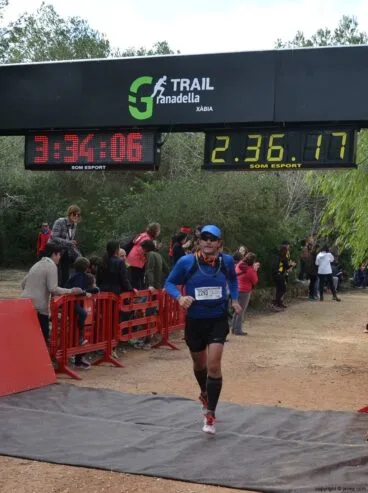 Cruzando la meta después de la carrera