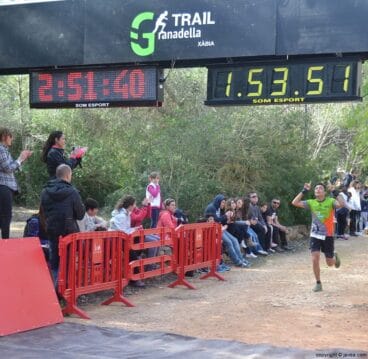 Después de una dura carrera los participantes cruzaban con satisfacción la línea de meta