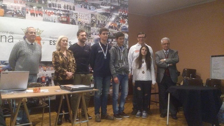 Andrés Daza junto a sus compañeros del Club Escacs Xàbia