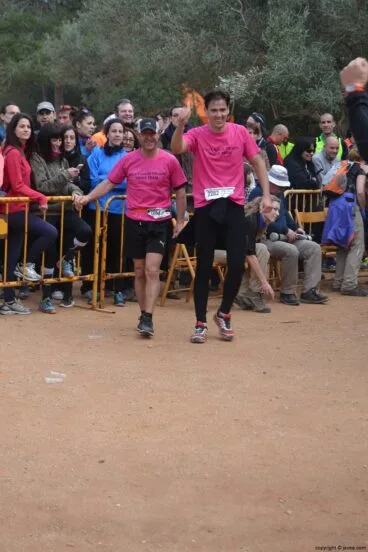 El concejal de hacienda óscar Antón después de cruzar la línea de meta