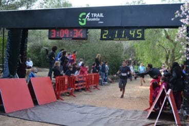 El público animaba a los corredores en la llegada a la meta