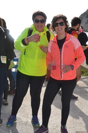 En la Playa de la Granadella había líquidos y comida para que los participantes cogieran energías